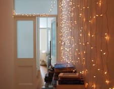 Dicas e inspirações para decorar a sala com luzes pisca-pisca
