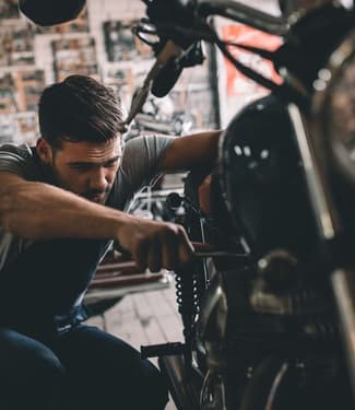 Como identificar o momento certo para fazer a troca de óleo da moto?