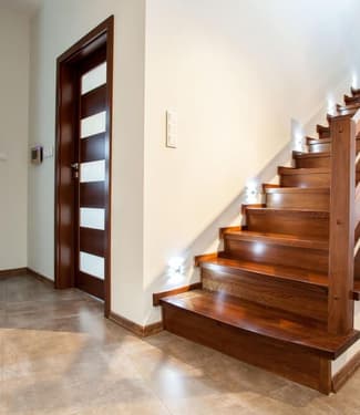 Um toque rústico: 6 motivos para ter uma escada de madeira em casa