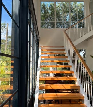 Um toque rústico: 6 motivos para ter uma escada de madeira em casa