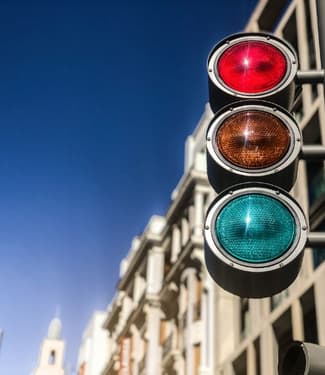 Luz branca nos semáforos? Entenda por que o trânsito pode mudar em breve