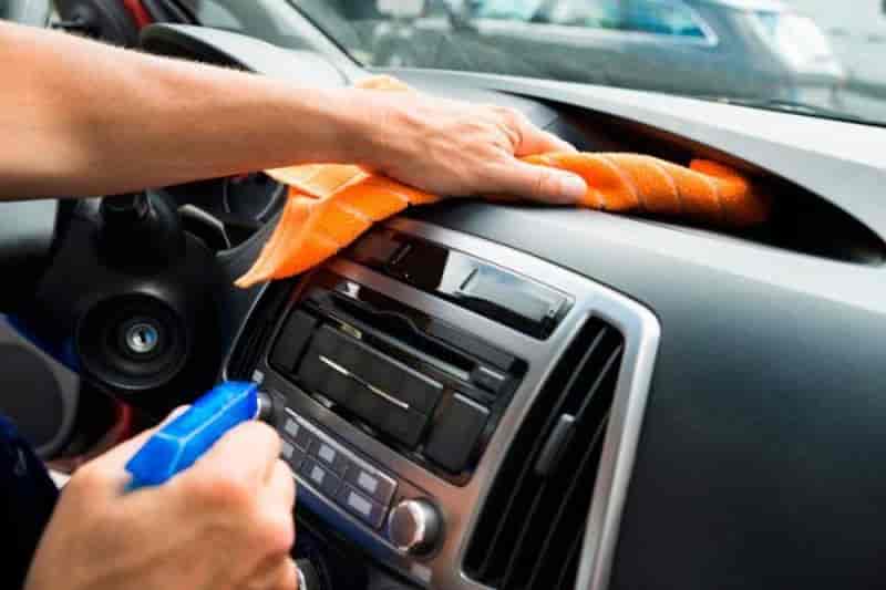 Receitas caseiras ajudam a tirar odores desagradáveis do carro