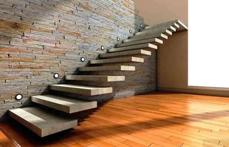 As escadas no imóvel também fazem parte da arquitetura