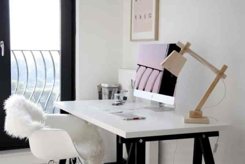 Luminária de mesa para home office: saiba qual o modelo ideal
