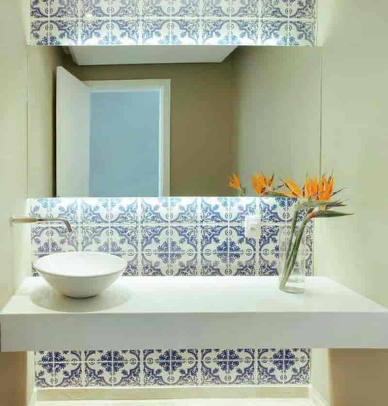 Azulejo português no banheiro: o charme no revestimento!