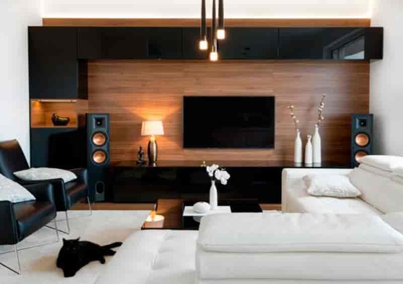 Confira os modelos painéis de madeira na sala de estar