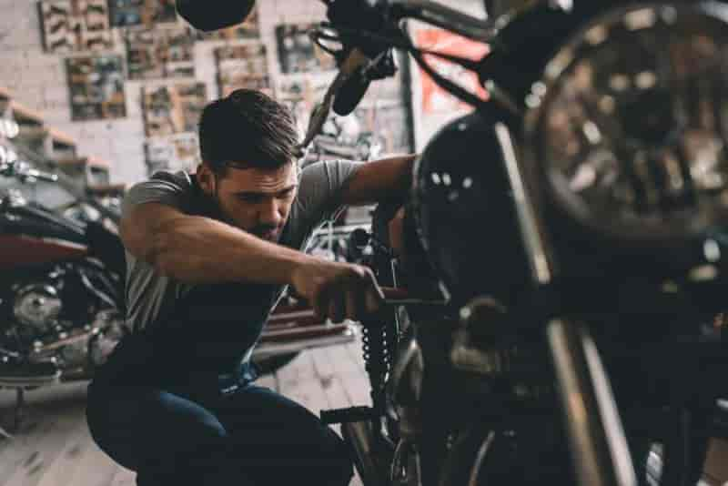 Como identificar o momento certo para fazer a troca de óleo da moto?