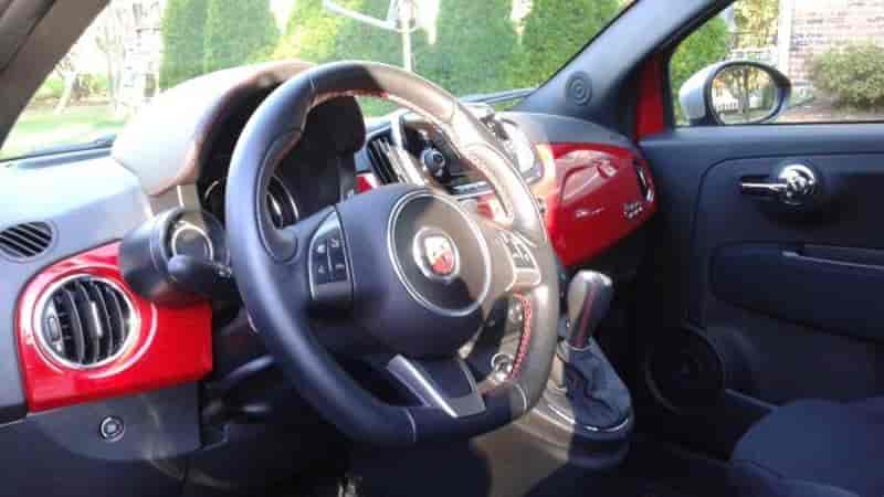 Fiat 500 2017 perde duas versões, mas ganha itens de série