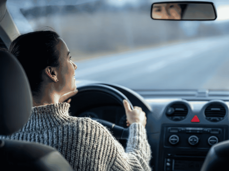 Como transportar as crianças em veículos sem bancos traseiros?