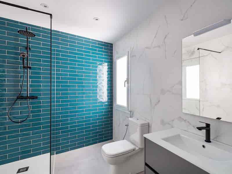 Azulejo metrô no banheiro: Confira ideias para instalar