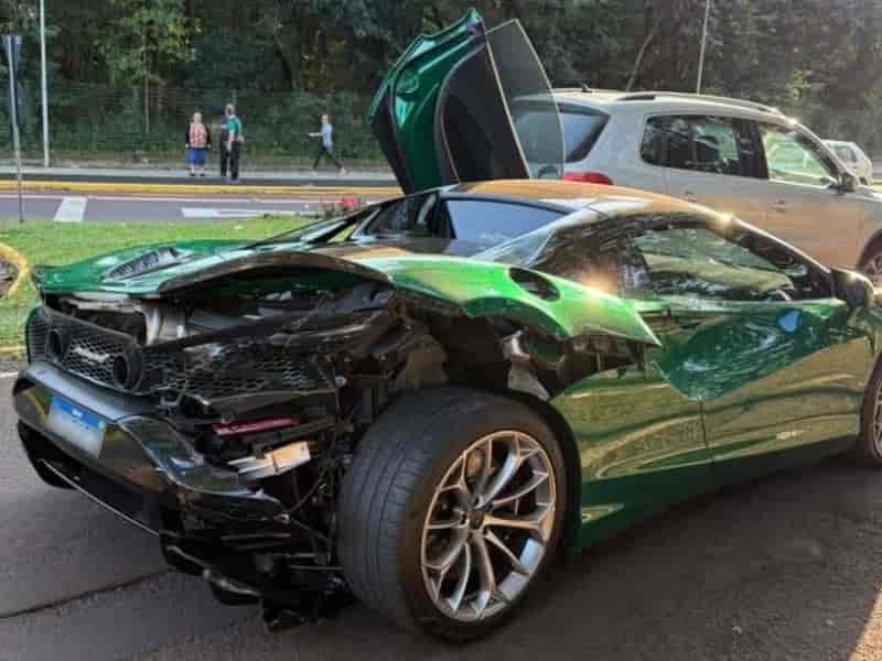 Plot twist automotivo: Acidente com Corsa e McLaren em Toledo