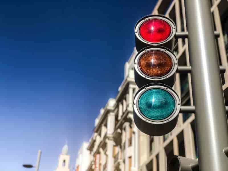 Luz branca nos semáforos? Entenda por que o trânsito pode mudar em breve
