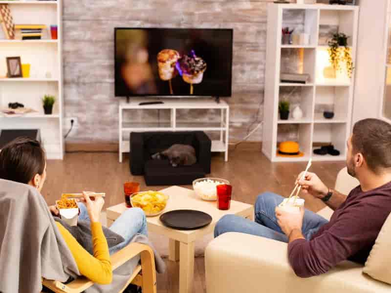 Sala com TV: veja 7 ideias que unem conforto, estilo e praticidade