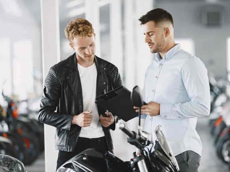 Busca por seguro de motos cresce, enquanto a de carros cai em 12 meses