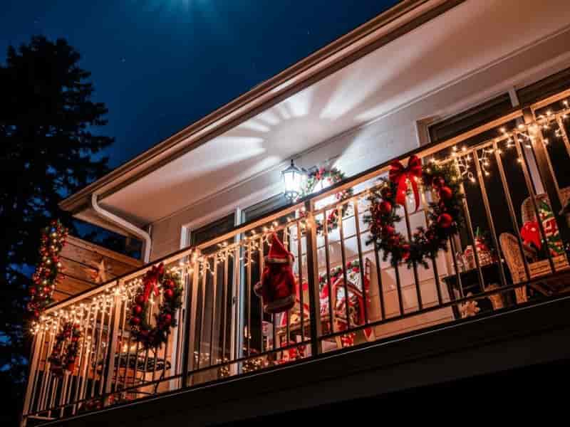 Como iluminar a sacada no Natal sem gastar muito na conta de luz