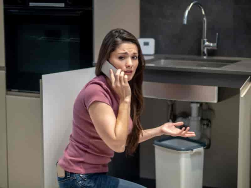 Como desentupir pia de cozinha: guia completo para resolver o problema e evitar novos entupimentos