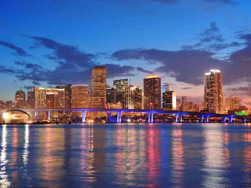 Mercado imobiliário de luxo na Flórida: escassez de mansões e demanda recorde em 2026