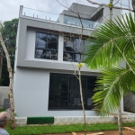 Casa nova na praia do Estaleiro a 650 m da praia