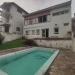 Ótima residência com cerca de 405m² privativos e com 3 dormitórios, sendo uma suíte. Você pode contar também com hall de entrada, lavabo, gabinete, amplo living com lareira, bar e sacada, cozinha com 