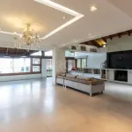 Excelente casa de alto padrão na Zona Sul de Porto Alegre na beira do Rio Guaíba.&lt;BR&gt;&lt;BR&gt;1° Pavimento: Hall de entrada com living de 4 ambientes, lareira, estar íntimo, sala de jantar, esp
