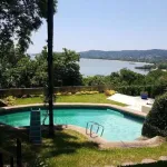 Lindíssima casa no bairro Espírito Santo. Linda vista para o bairro Ipanema e rio Guaíba, muito verde e jardins, uma piscina com vista para o rio, quiosque com churrasqueira, área com horta, atelier, 