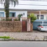 Casa com 03 dormitórios, sendo 01 suíte, living com 02 ambientes, sala de jantar, escritório cozinha ampla e área de serviço. A casa é totalmente térrea todos os cômodos em um só pavimento. Pátio com 
