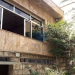 Sobrado de 10 X 32 metros,com 7 vagas de garagem,excelente para comercial ou residencial,entrada lateral,salão de festas coberto com churrasqueira.