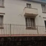 Amplo sobrado no bairro Petrópolis, de 2 pavimentos, com 146m² construídos, terreno com 236m². Podendo ser residencial ou comercial. Cada andar com entrada independente. No térreo possui: hall de entr