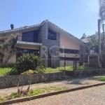 Vende no bairro Jardim Lindóia,  casa de esquina, que pode ser utilizada como comercial e residencial, com área construída de 570m², sendo de 3 dormitórios, suíte master, amplo living com lareira, sal