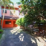 Sobrado no bairro Ipanema, andar térreo com living amplo para 2 ambientes, lavabo, cozinha americana mobiliada, área externa com área de serviço e churrasqueira, pátio amplo aberto. No andar superior 