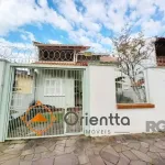 Imobiliária Orientta ALUGA Casa para alugar no bairro Jardim Itu. Ótima casa com três dormitórios, sendo duas suíte no andar superior. no térreo fica o estar, o jantar, a cozinha e o lavabo, na casa d