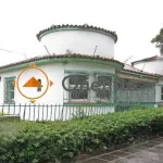 Imobiliária Orientta ALUGA Casa comercial no bairro Chácara das Pedras, com 300m² de área útil, dividida em 2 pavimentos. Parte superior com sala ampla dividida em 2 ambientes, cozinha com armarios, 3