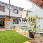 Imobiliária Orientta ALUGA EXCELENTE CASA com 5 dormitórios, garagem para 6 carros, sendo 2 vagas cobertas. Área externa na frente e nos fundos, piscina aquecida e salão de festas com churrasqueira e 