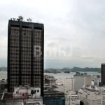 VENDO EXCELENTE APARTAMENTO DE 2 QUARTOS COM VISTA PANORAMICA NO CENTRO RIO DE JANEIRO RJ EM PREDIO MISTO