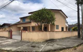 Casa de locação de temporada com 6 quartos, 2 suites,