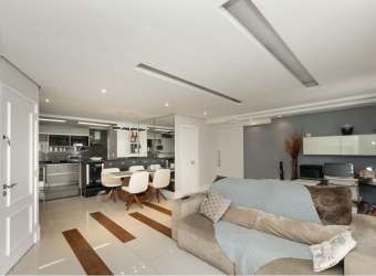 Amplo apartamento, muito bem distribuído em seus 104m², contemplando: sala ampliada para 3 ambientes (podendo reverter para um 3º dormitório), varanda gourmet com churrasqueira a carvão e pia de apoio