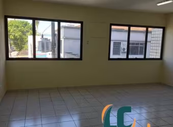 Sala comercial à venda na Vila Mathias, Santos ? 48m², vaga, copa e banheiro. Localização estratégica entre Canal 3 e Ana Costa. Aceita permuta!