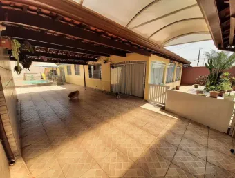 Casa isolada à venda em mongaguá - próxima à praia e com piscina privativa!