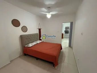 'viva a experiência de morar pertinho da areia, em um apartamento aconchegante de 1 dormitório, porteira fechada, situado a poucos passos da praia, com uma vista lateral encantadora do mar que torna c