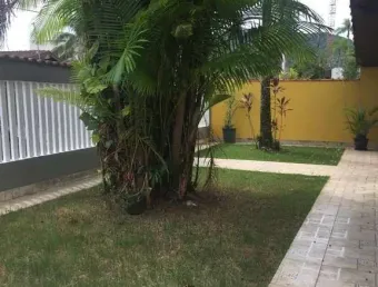 CASA INDEPENDENTE COM 03 DORMITÓRIOS PRÓXIMO AO MAR NO CENTRO DE BERTIOGA.