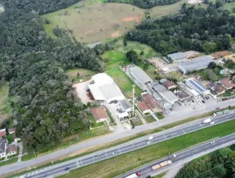 Área comercial/industrial - zoneamento cue  (frente) e zpfv (fundos)