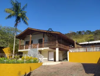 Viva com Vista Privilegiada: Casa dos Sonhos em Santo Antônio do Pinhal!