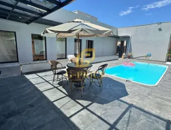 Maravilhosa Casa de alto padrão com piscina á 400mts do mar