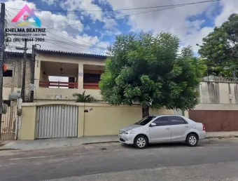 Casa duplex, 7 dormitórios, varandão, quintal com galpão, parquelândia