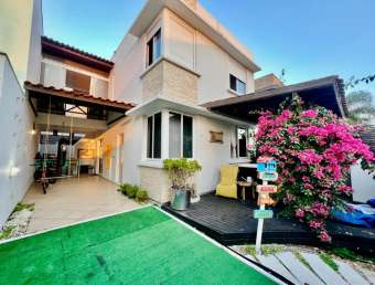 Casa de 3 dormitórios, 2 suítes, 2 vagas de garagem no Campeche por R$ 1.100.000,00