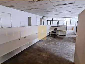 Conjunto comercial com 125 m², três vagas de garagem e localização corporativa estratégica na regiã