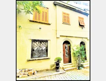 Casa em vila: Rua Piauí, com área 75,00m². Vaga para 1 automóvel  6 salas. 2 banheiros.