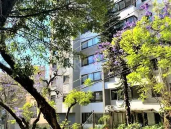 Excelente, amplo e ensolarado apartamento 3 dormitórios sendo 1 suíte, com living 2 ambientes, banheiro social, semimobiliado e com 2 vagas de garagem.