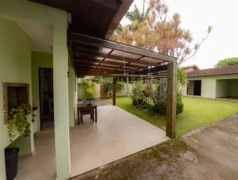 Casa em amplo terreno a 500m da praia do Campeche em Florianópolis