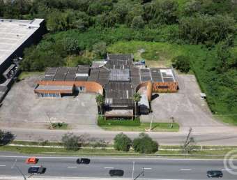 Loja ampla e estratégica, em Florianópolis, com ampla área de estacionamento